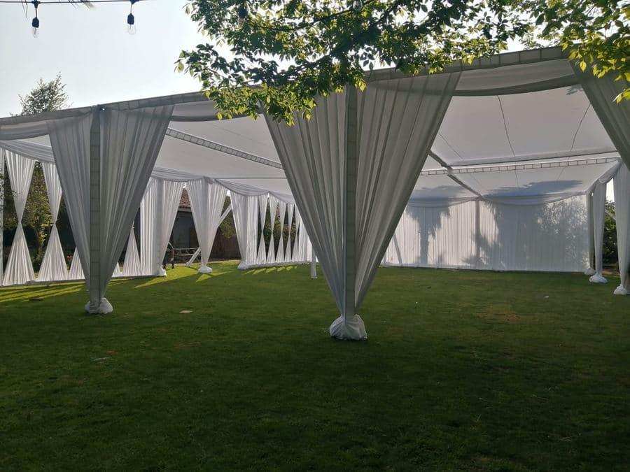 Toldo y carpa grande montada para evento en el exterior